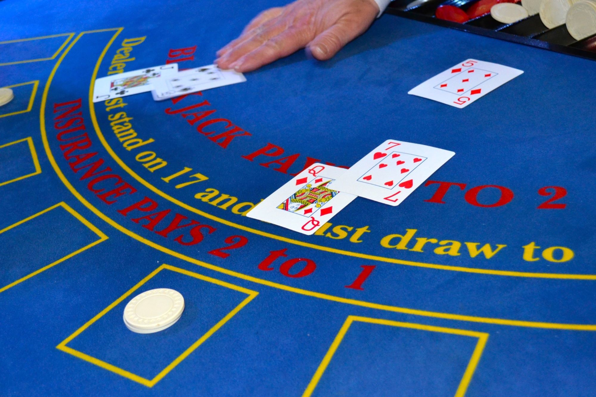 Canlı dilerlə blackjack: oyunçular üçün məsləhətlər.